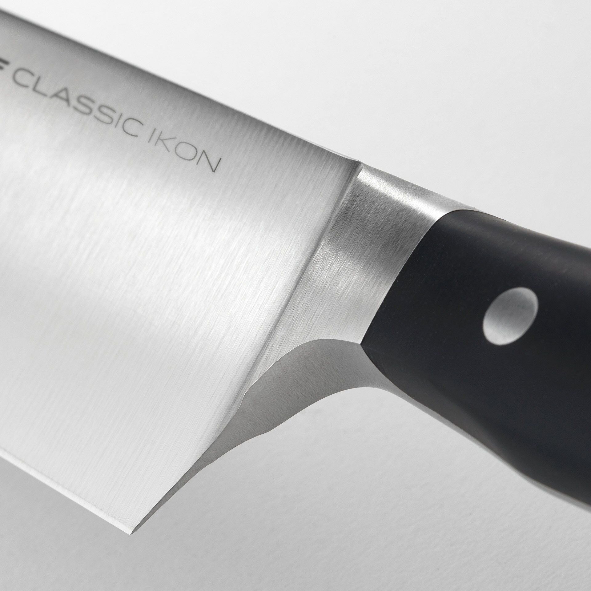 Nærbilde av håndtaket på Kokkekniv Classic Ikon 18 cm rustfritt stål