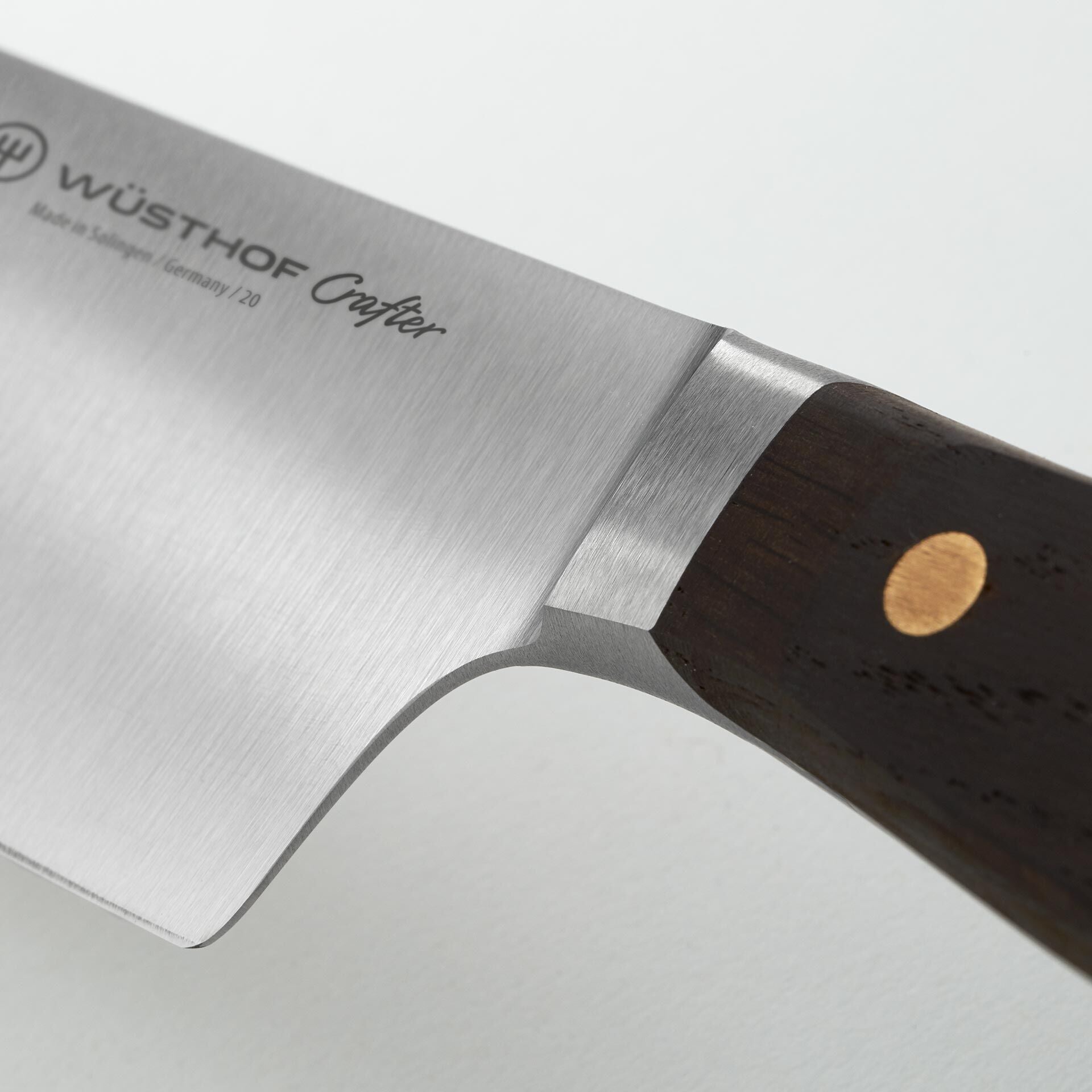 Detalj av håndtak på Kokkekniv Crafter 20 cm rustfritt stål røykt eik