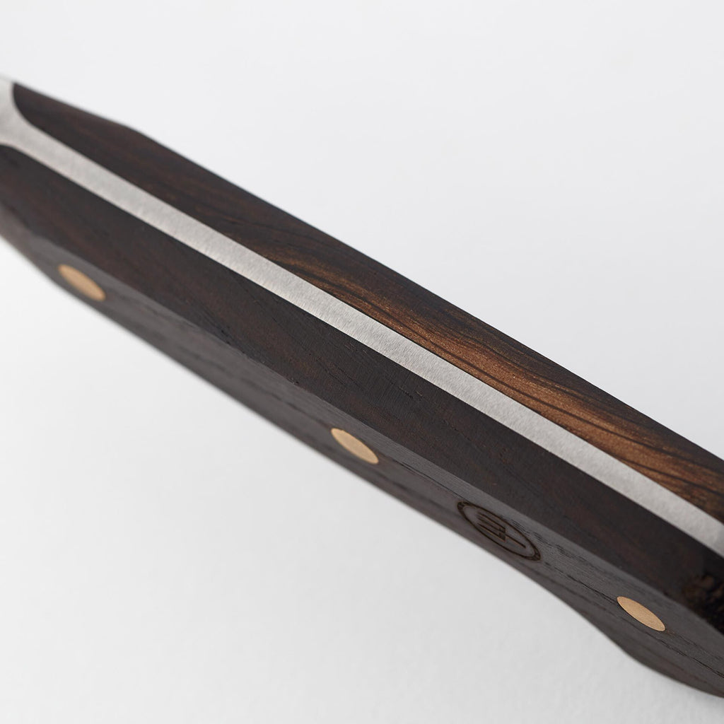 Kokkekniv Crafter 20 cm rustfritt stål røykt eik ved siden av grønnsaker