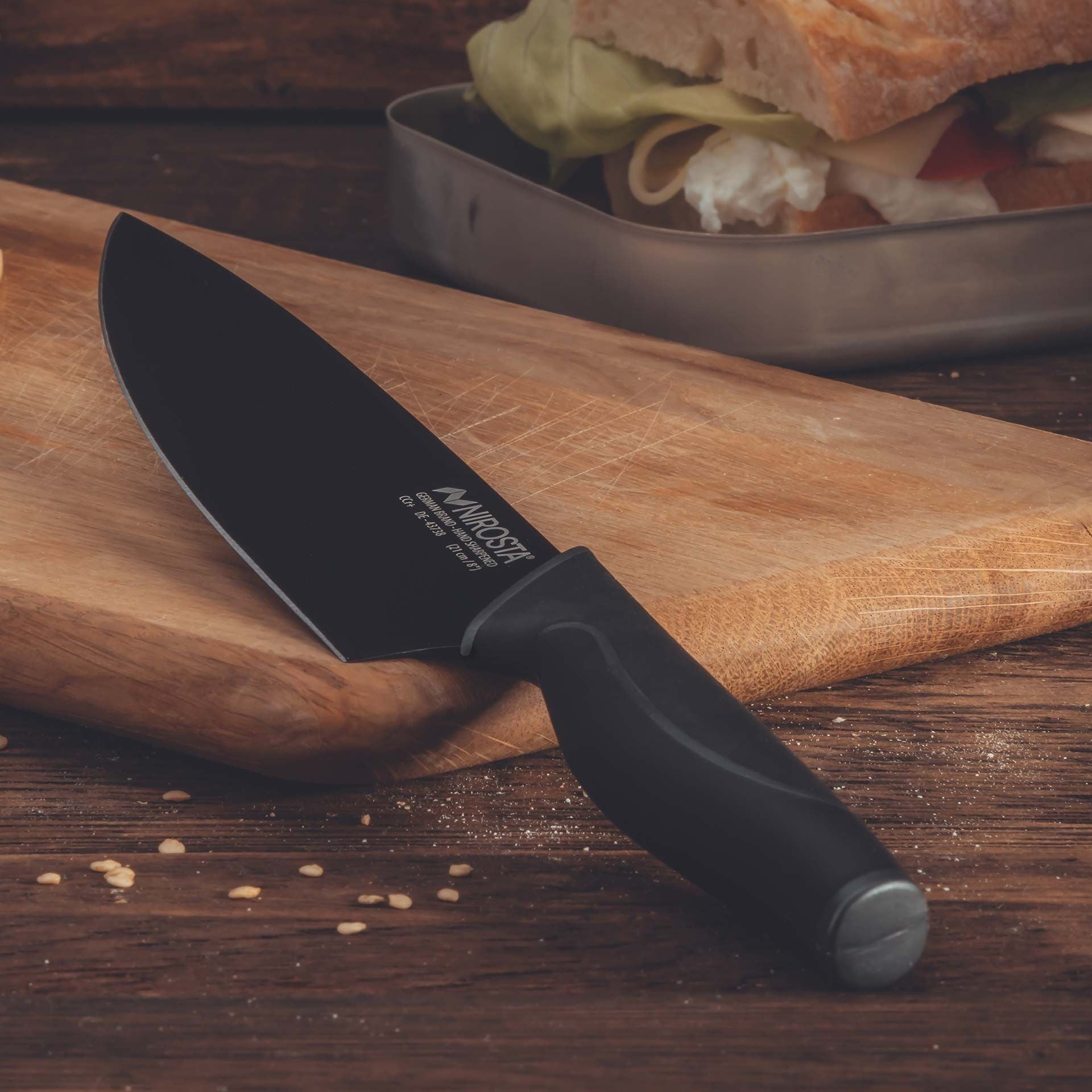 Kokkekniv Wave 21 cm med non-stick blad ved siden av grønnsaker