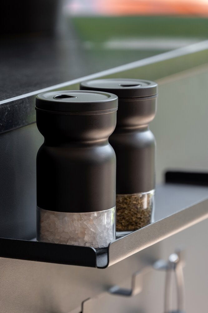 Kryddersett 3-delt med holder og strøere glass svart - WENKO detalj av glass