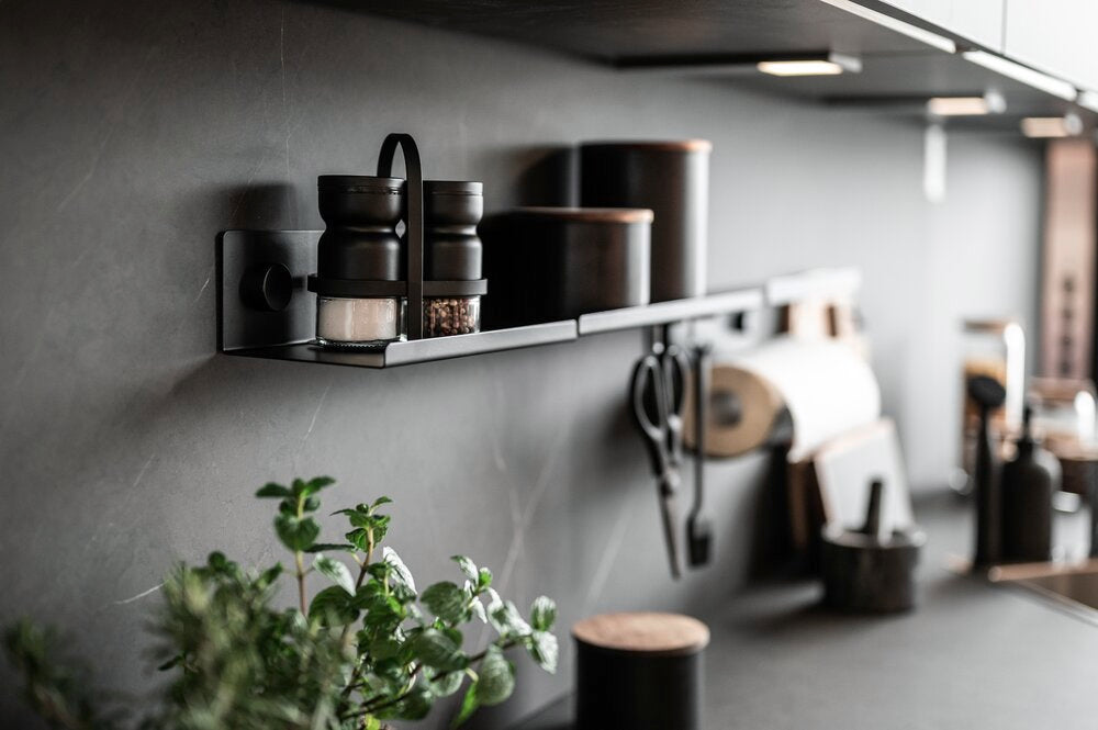 Kryddersett 3-delt med holder og strøere glass svart - WENKO i bruk på bord