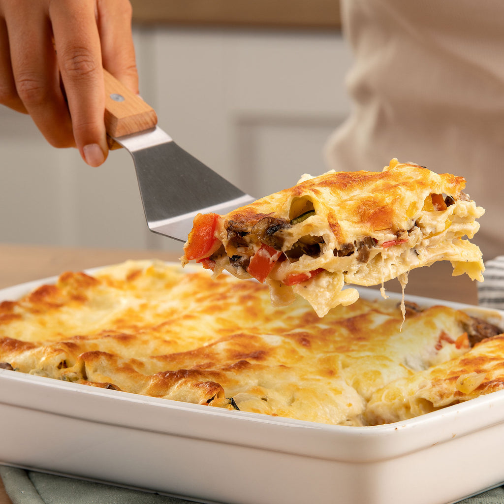Bakside av lasagnespade rustfritt stål med bøketrehåndtak FSC-sertifisert