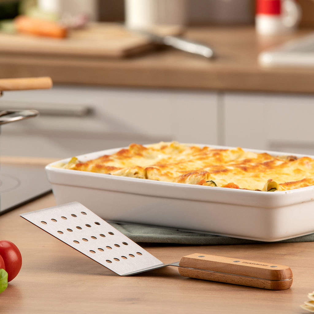 Detalj av håndtak på lasagnespade rustfritt stål med bøketrehåndtak FSC-sertifisert