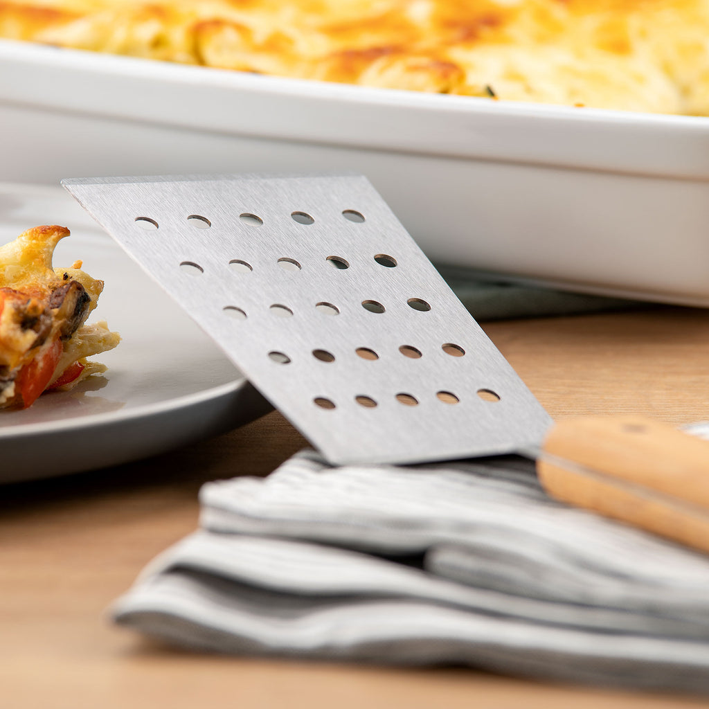 Lasagnespade rustfritt stål med bøketrehåndtak FSC-sertifisert montert