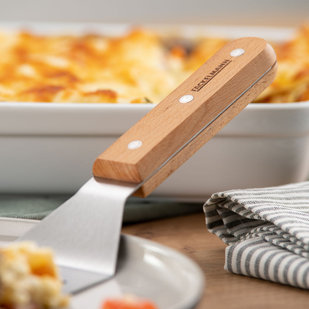Nærbilde av bladet på lasagnespade rustfritt stål med bøketrehåndtak FSC-sertifisert