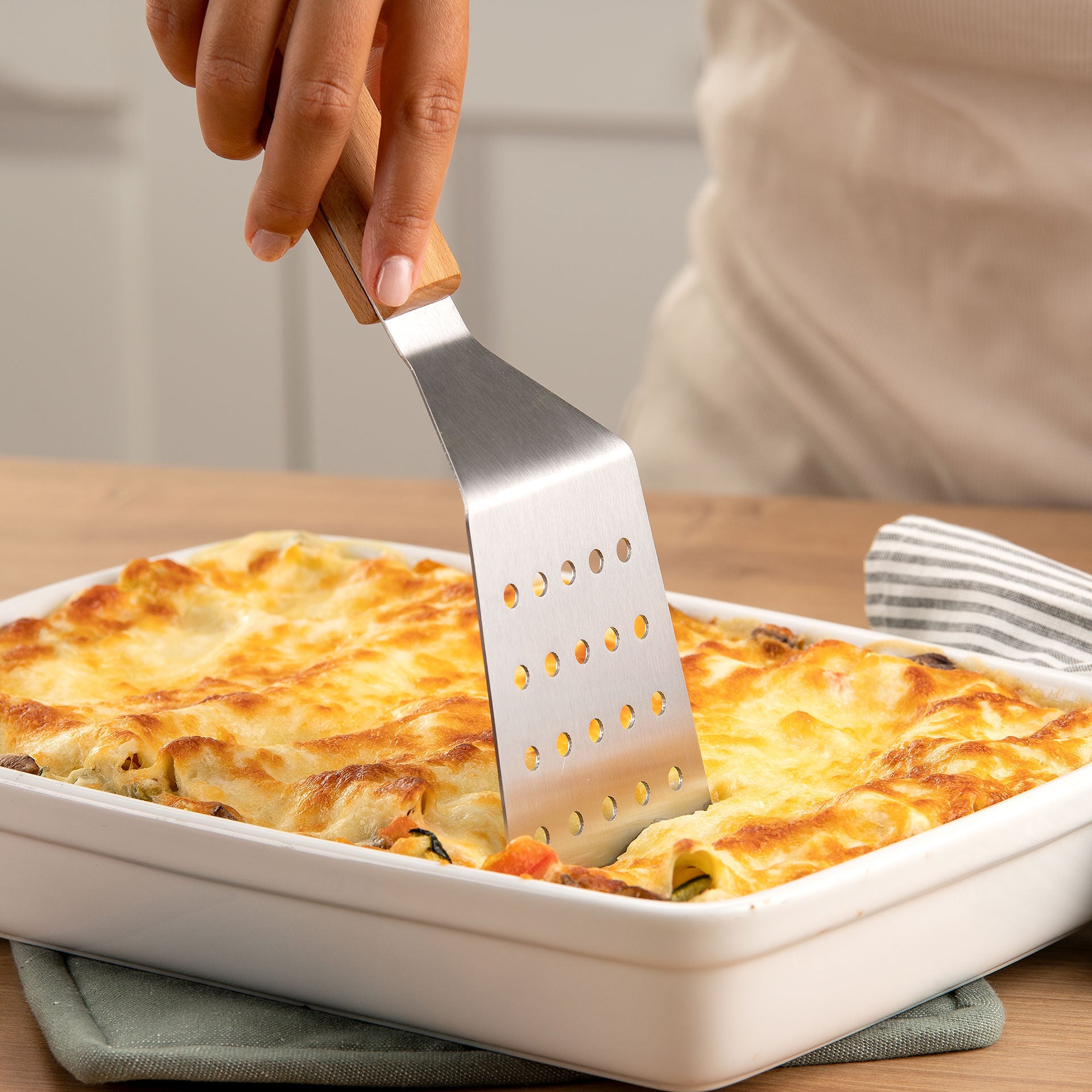 Lasagnespade rustfritt stål med bøketrehåndtak FSC-sertifisert fra siden