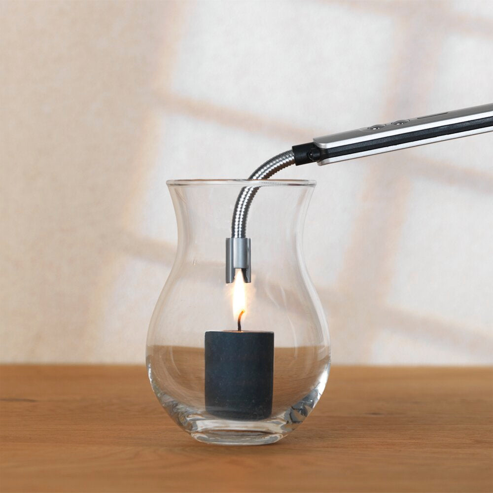 LED lysbue-lighter elektrisk uten gass oppladbar svart Maximex i bruk