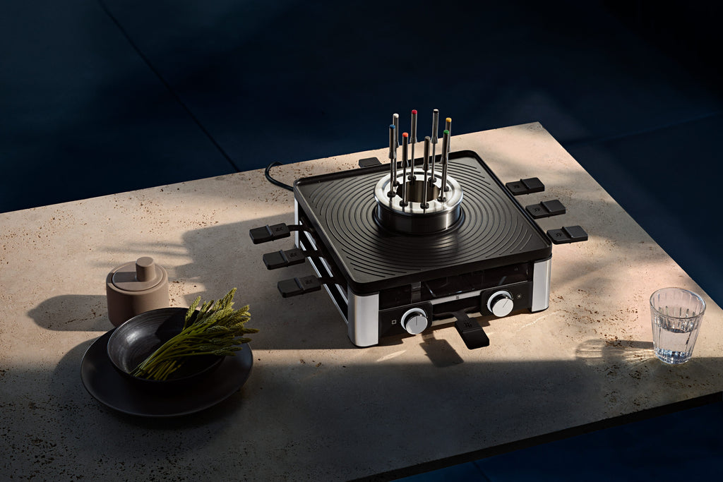 Lumero gourmetstasjon 3-i-1 raclette, fondue og grill 1800W - WMF montert på bord