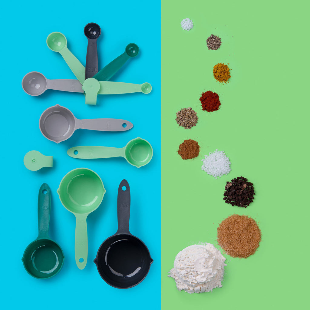 Målebeger og måleskjesett 10-delt grønn plast - Tasty bakside