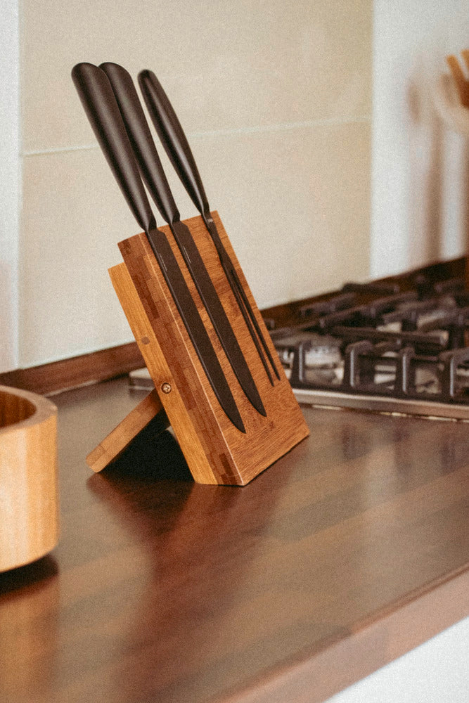 Oversikt magnetisk knivholder bambus Mesina WENKO på kjøkken