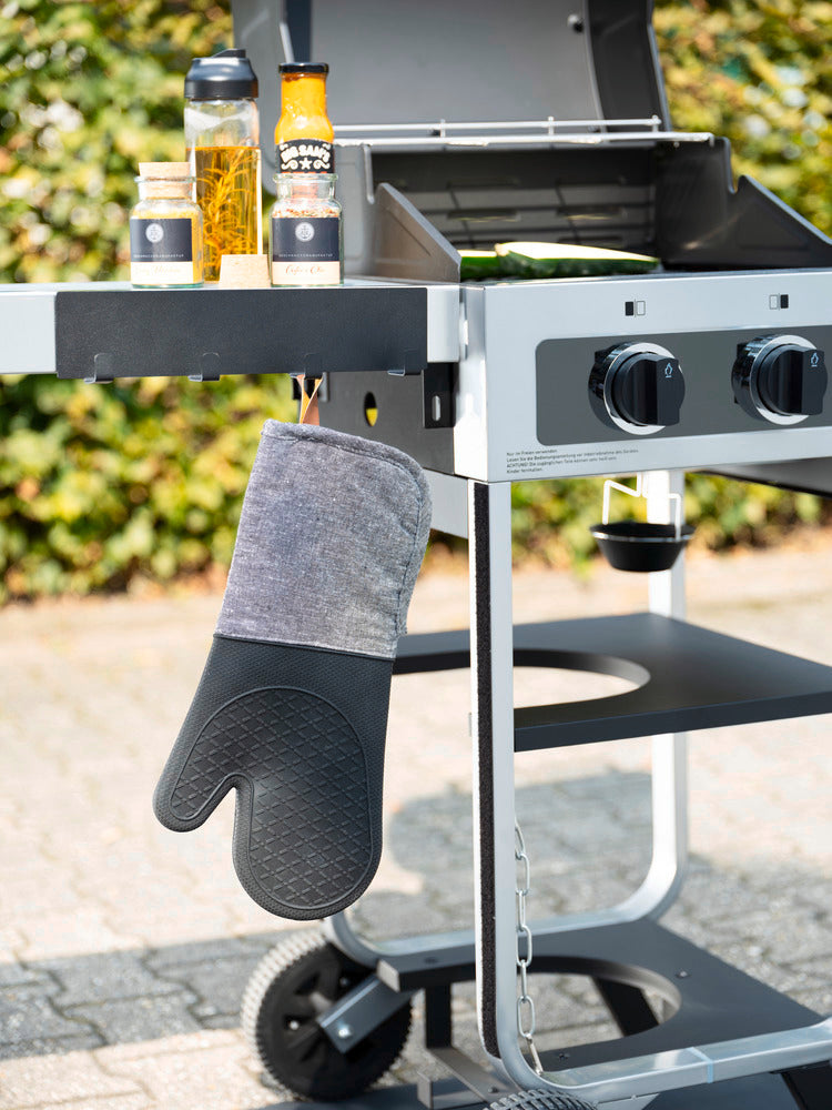 Magnetisk krokelist Ima svart med 4 kroker metall i bruk på uteområde