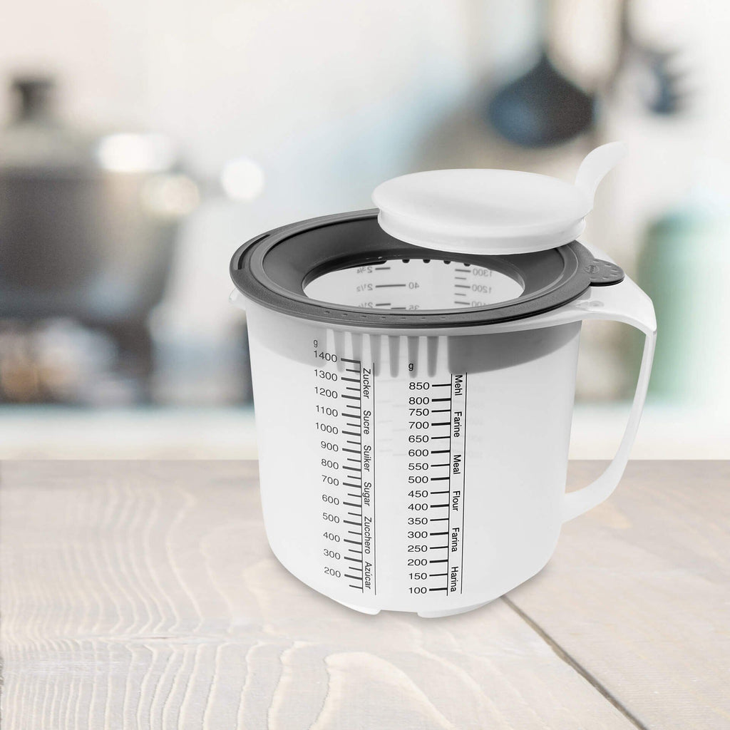 Nærbilde av tut og sprutsikker ring på Målebeger med skala 1,4 L plast - Dr. Oetker