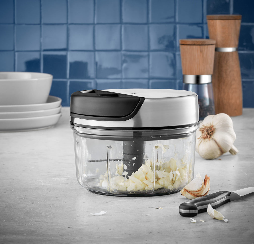 Manuell hakker 650 ml rustfritt stål knivblad - WMF i bruk med ingredienser
