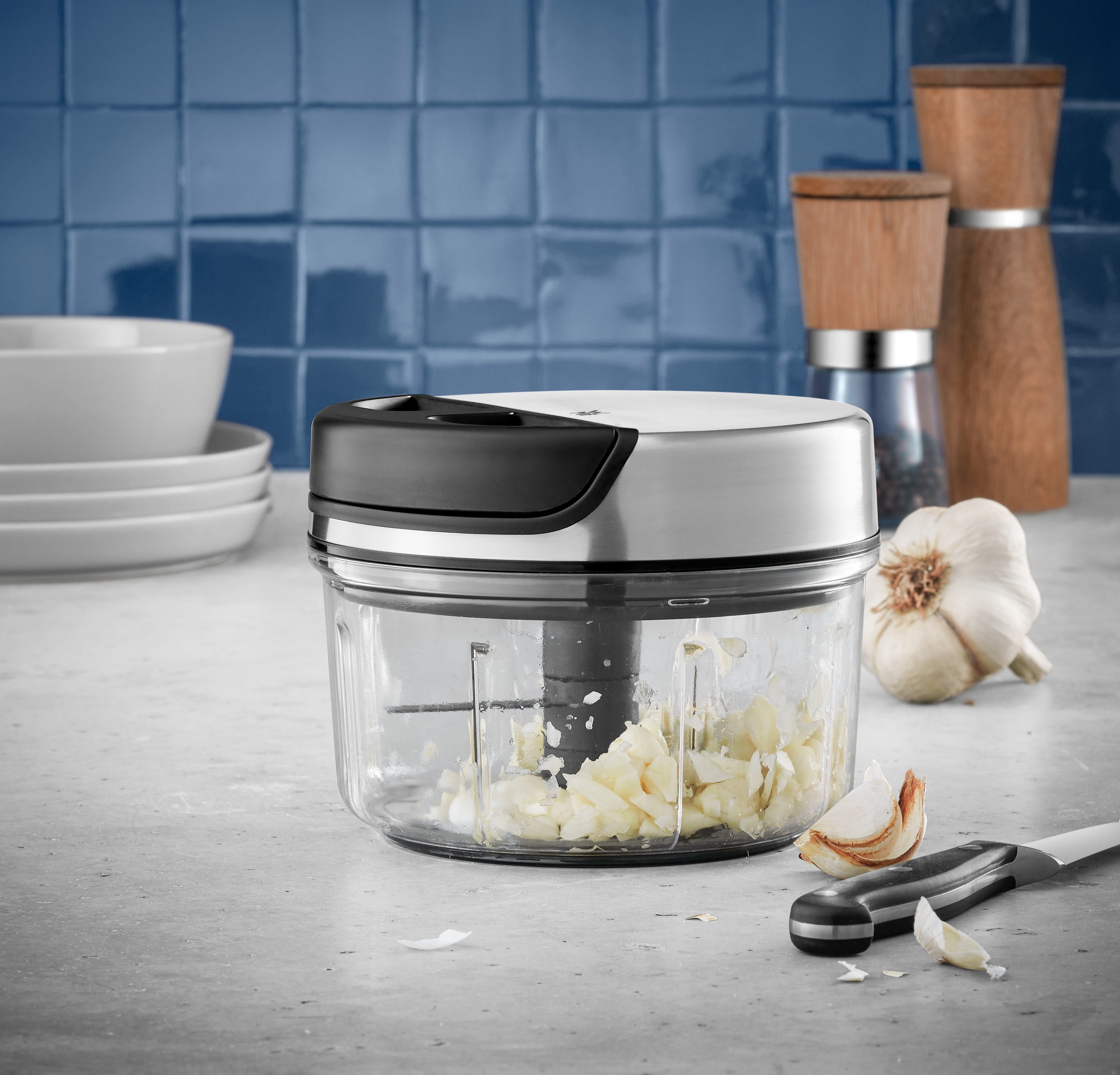 Manuell hakker 650 ml rustfritt stål knivblad - WMF i bruk med ingredienser