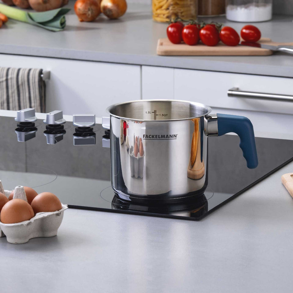 Bakside av Melkekjele Essential Ø14 cm rustfritt stål blå