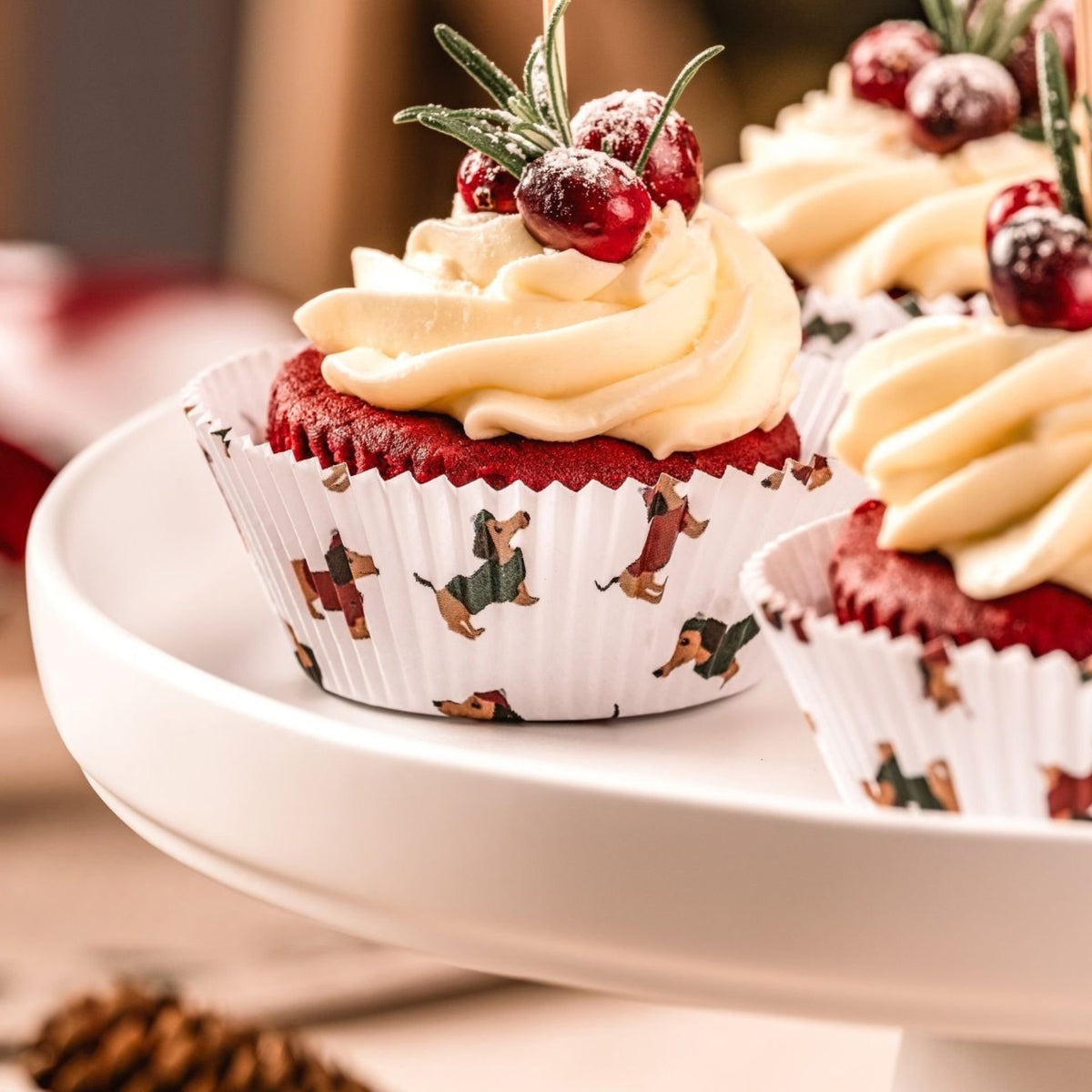 Nærbilde av dachshund-motivet på Muffinsformer papir Ø5 cm 50 stk dachshund Holiday Joy - Dr. Oetker