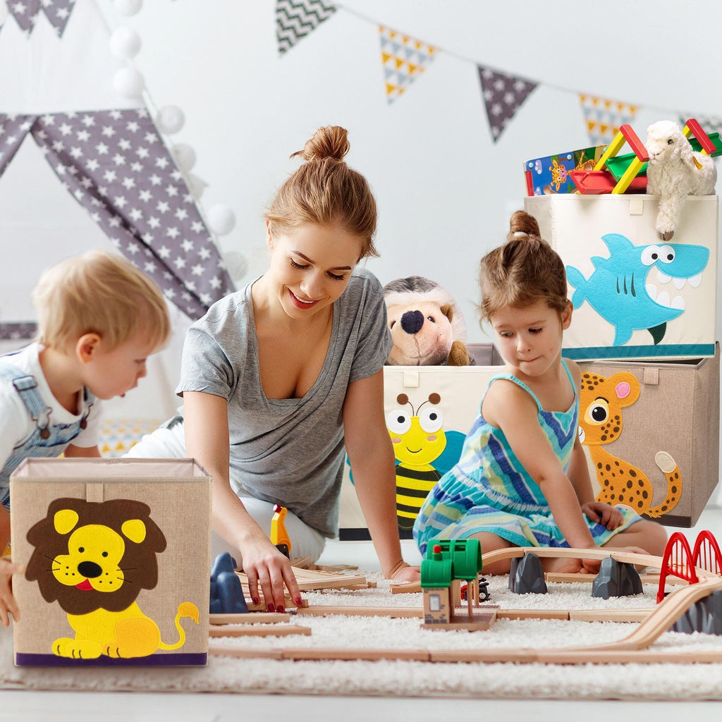 Oppbevaringsboks løvemotiv beige 33x33x33 cm montert i barnerom