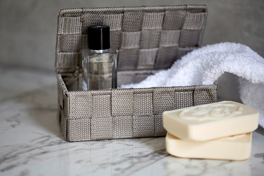 Oppbevaringskurv med lokk Adria taupe mini plastfletting sett ovenfra