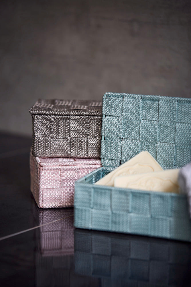 Oppbevaringskurv med lokk Adria taupe mini plastfletting med lokket på