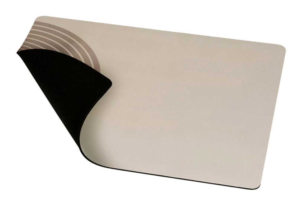 Oppvaskmatte beige gummi 50x40 cm vannavvisende i bruk på benk