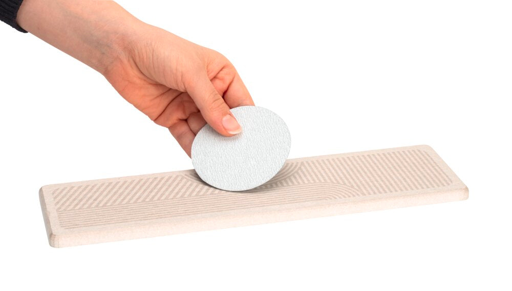 Oppvaskplate Damon beige diatomitt 30x8 cm i bruk med kopper