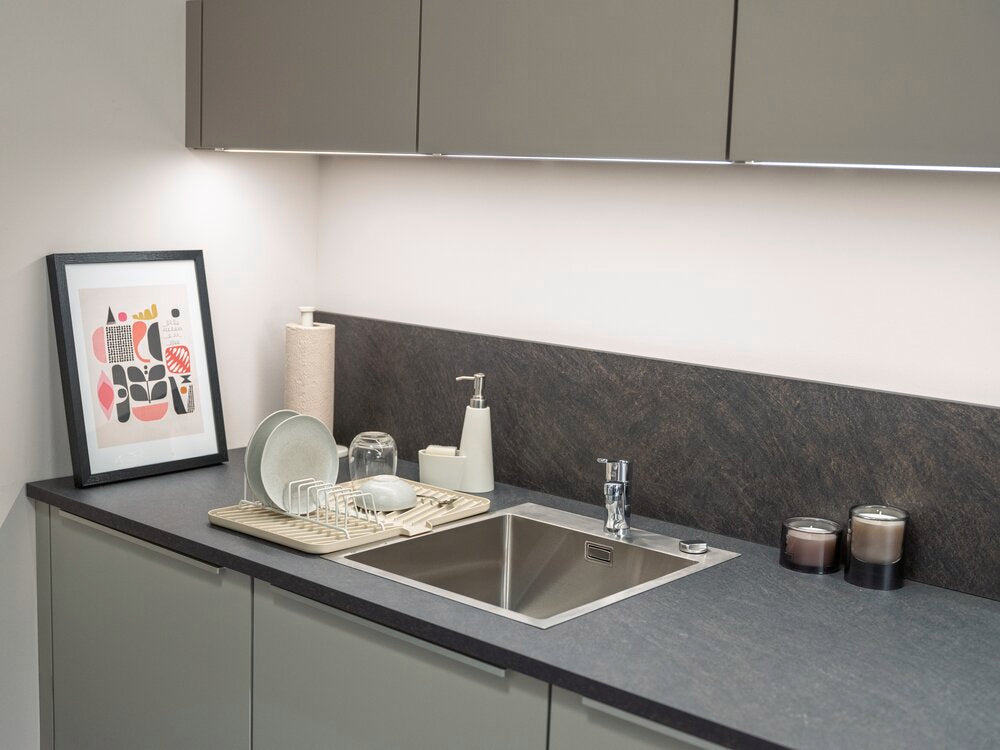 Oppvaskstativ beige plast 43x31 cm med avtakbart rist med oppvask