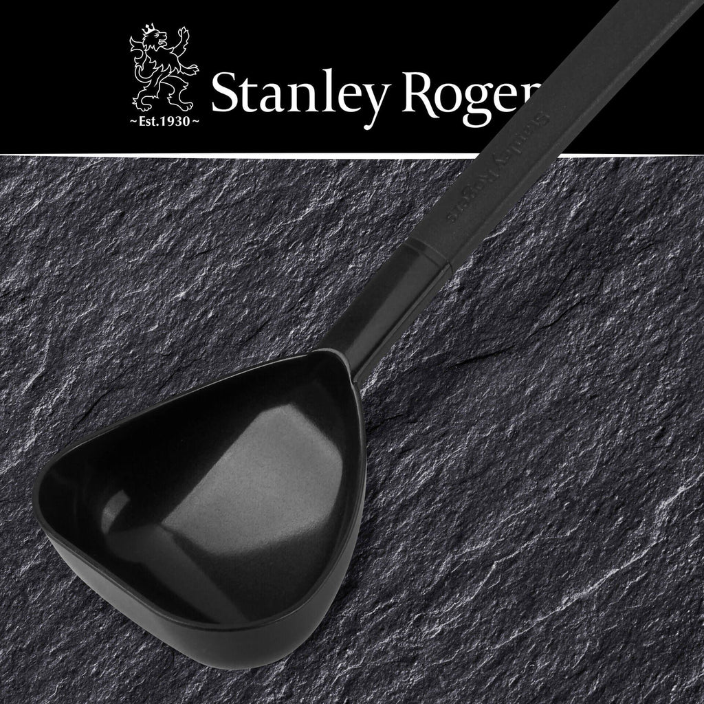Nærbilde av Øse Black Lion 30 cm non-stick vennlig i bruk