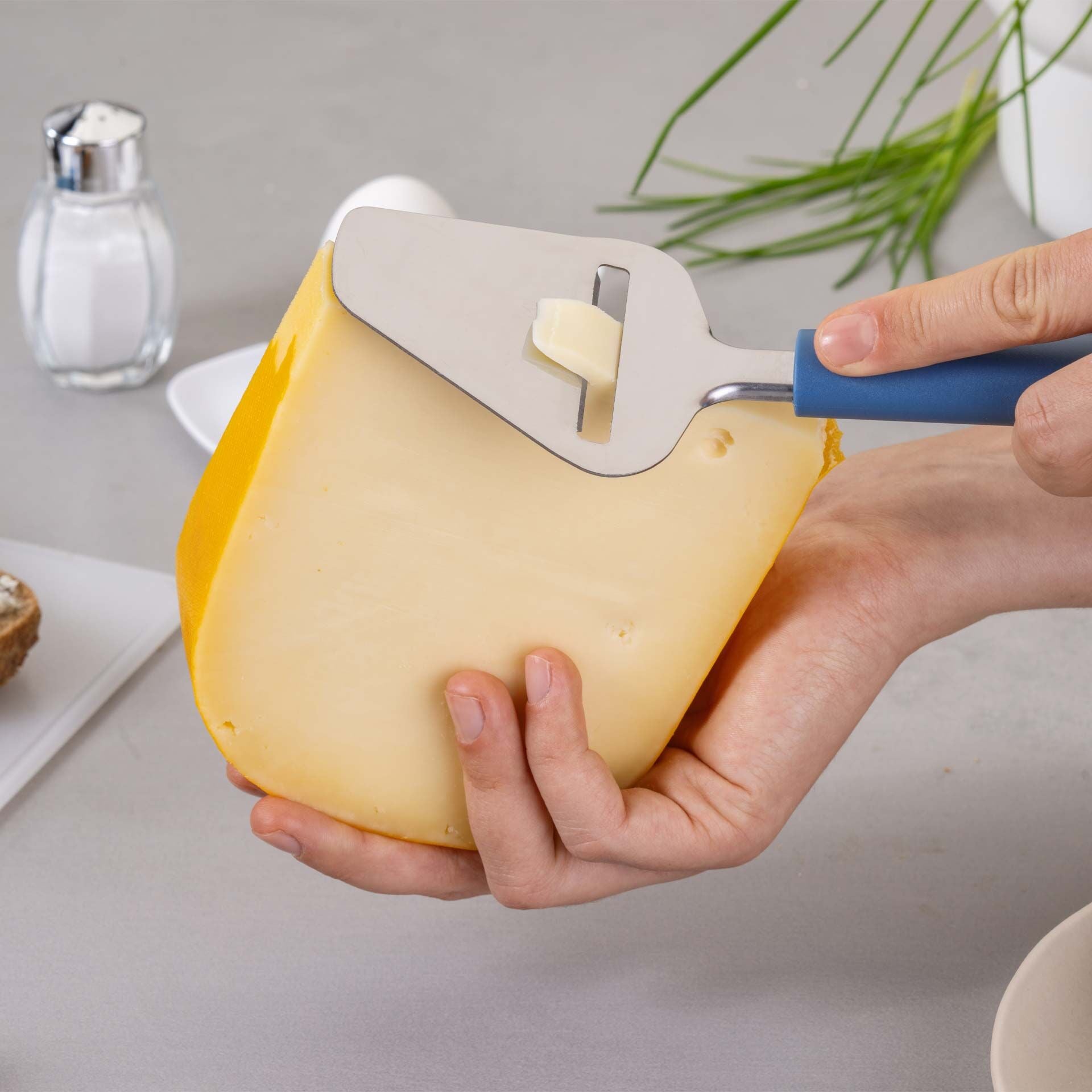 Ostehøvel blå 22 cm Essential - bakside
