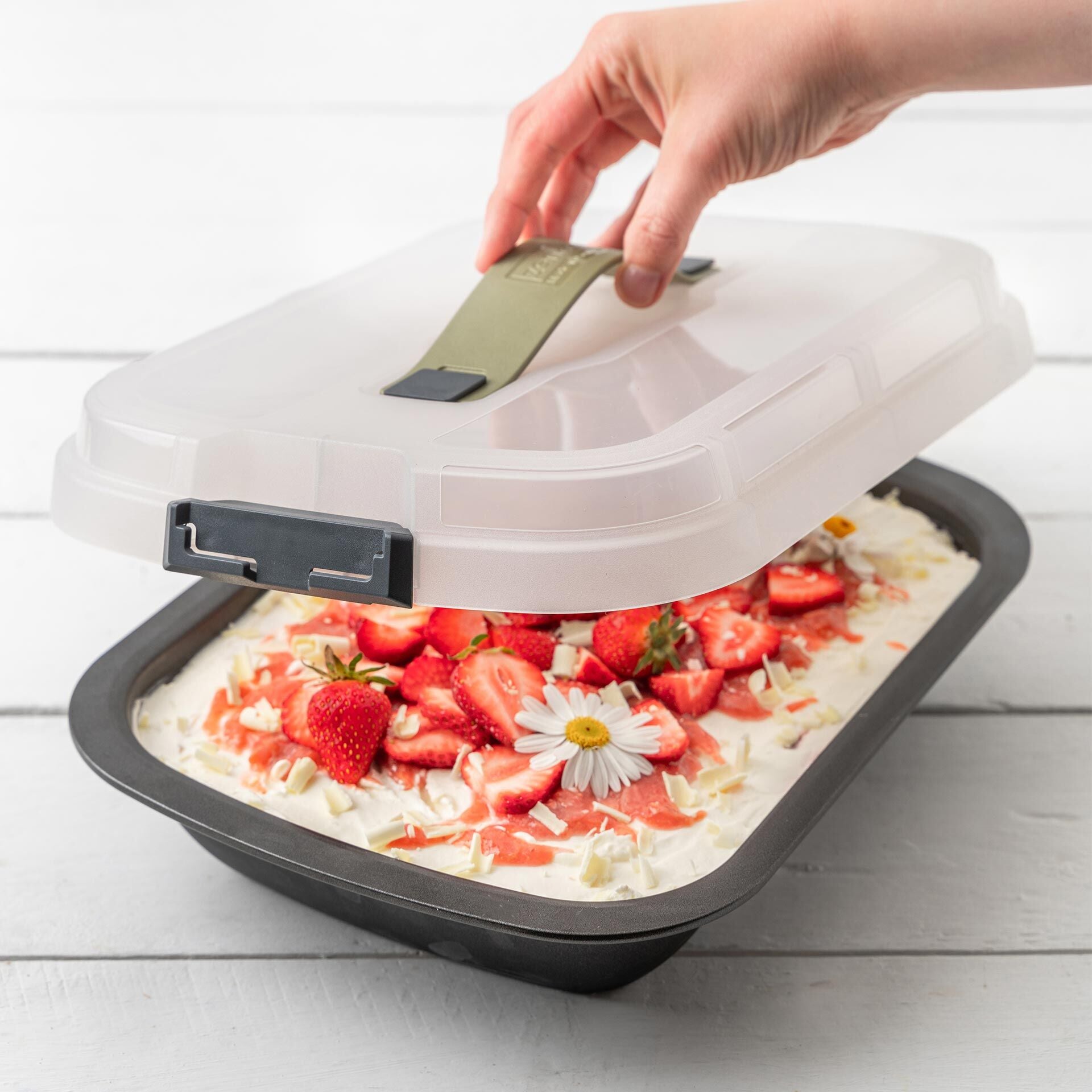 Transportlokk med soft-håndtak på Ovnsform 34x25x6 cm med transportlokk non-stick - Zenker