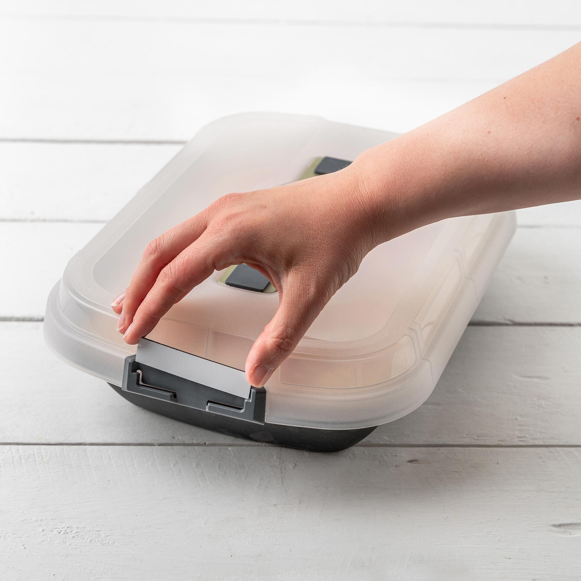Ovnsform 34x25x6 cm med transportlokk non-stick - Zenker nærbilde av clips