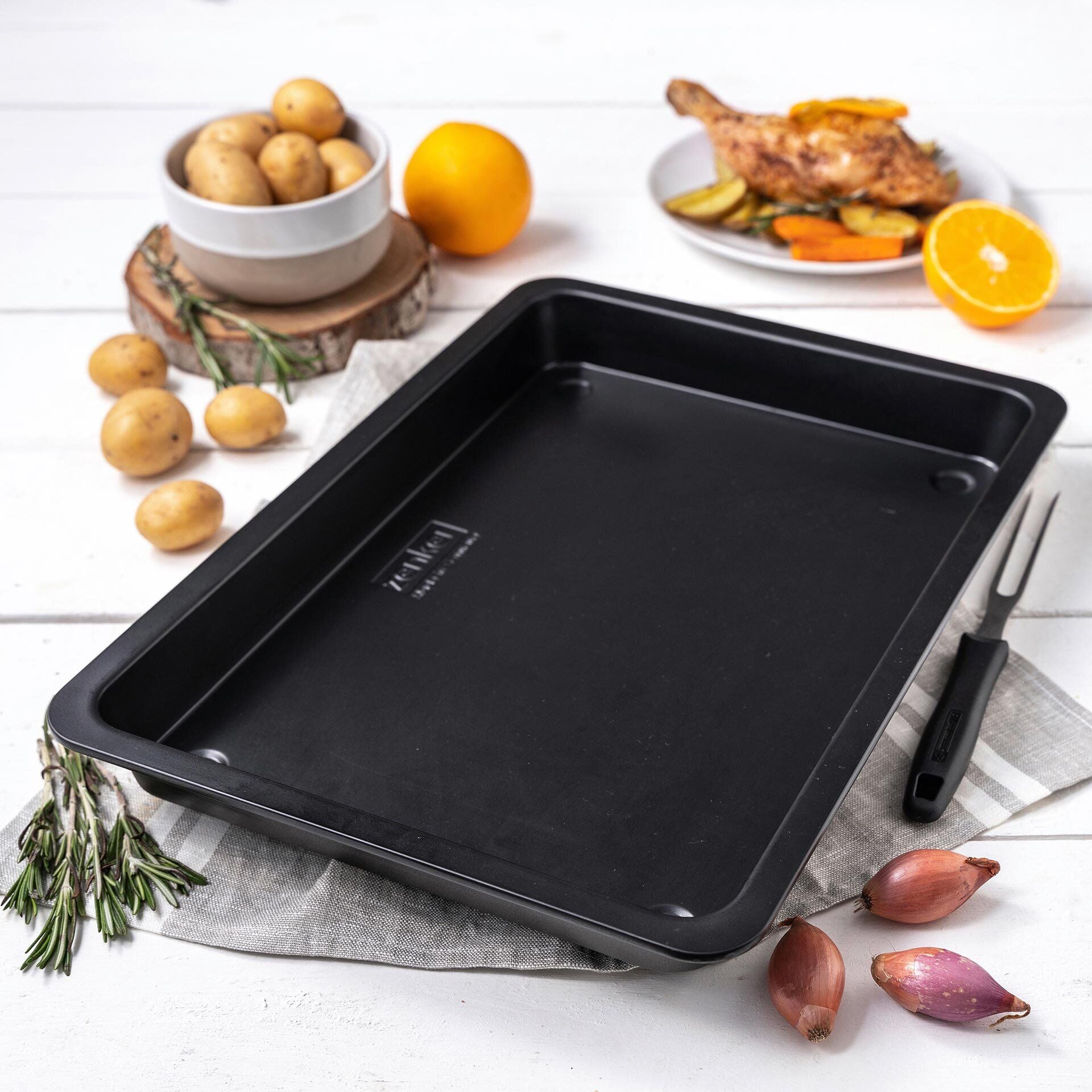 Detalj av non-stick overflaten på Ovnsform non-stick 42x29 cm dyp til grilling og grateng fra Zenker