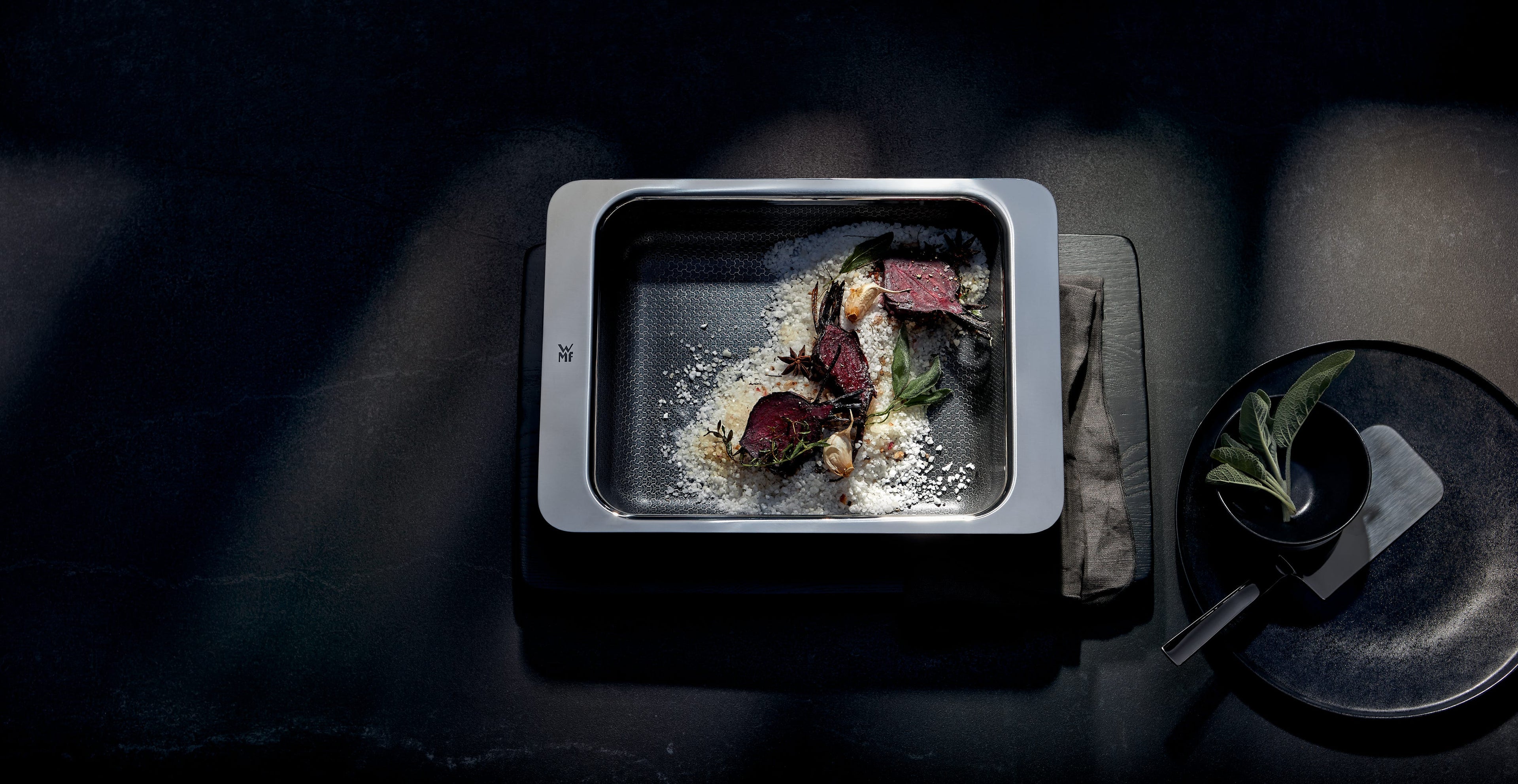 Nærbilde av bredt grep på Ovnsform rustfritt stål non-stick 36×26 cm Profi Resist - WMF