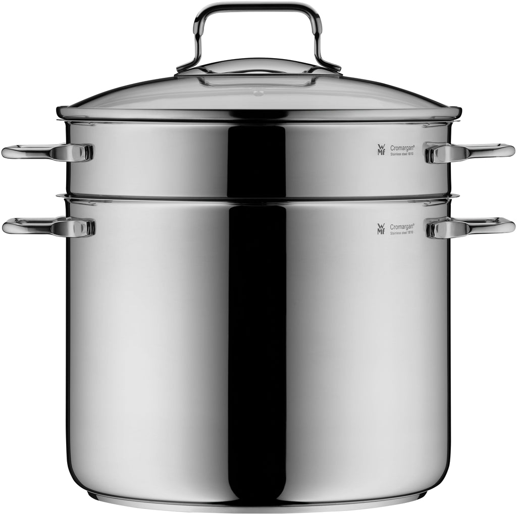 Pastagryte med sil rustfritt stål 24 cm 7 L glasslokk - WMF med lokk på bord