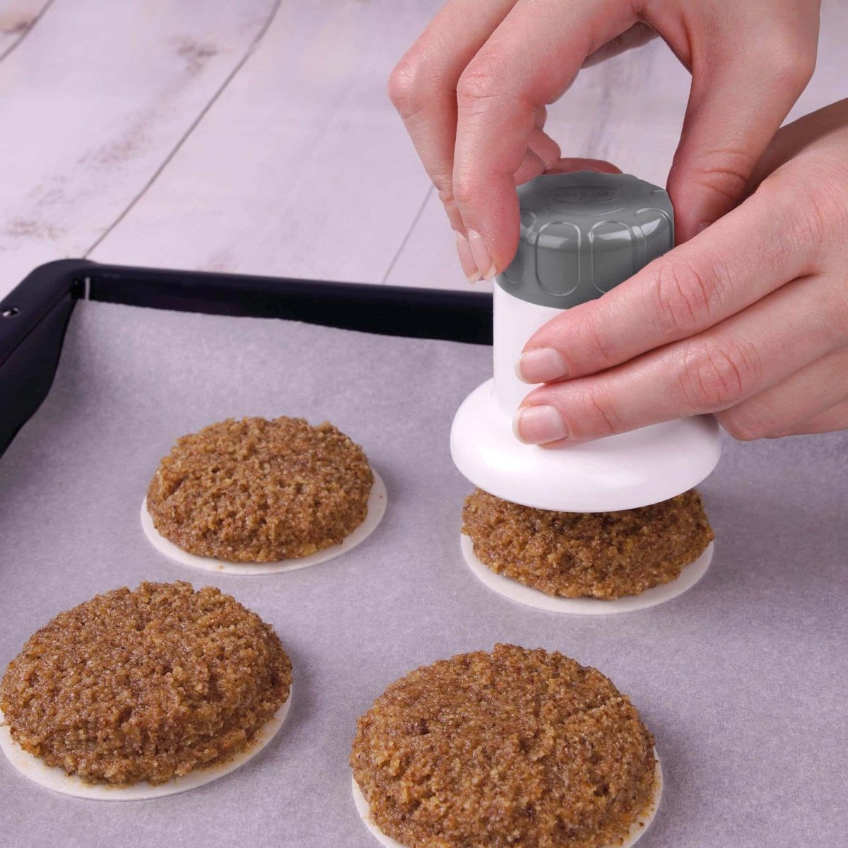 Pepperkakepresse plast og rustfritt stål Ø7 cm - Dr. Oetker med deig