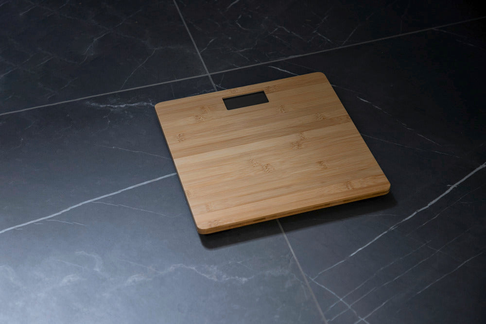 Personvekt digital bambus opptil 180 kg - Wenko digital display i bruk
