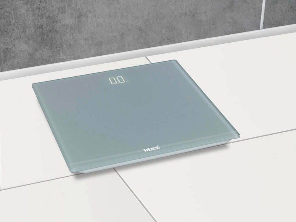 Nærbilde av føtter på Personvekt digital grå med LED-display glass 150 kg - WENKO