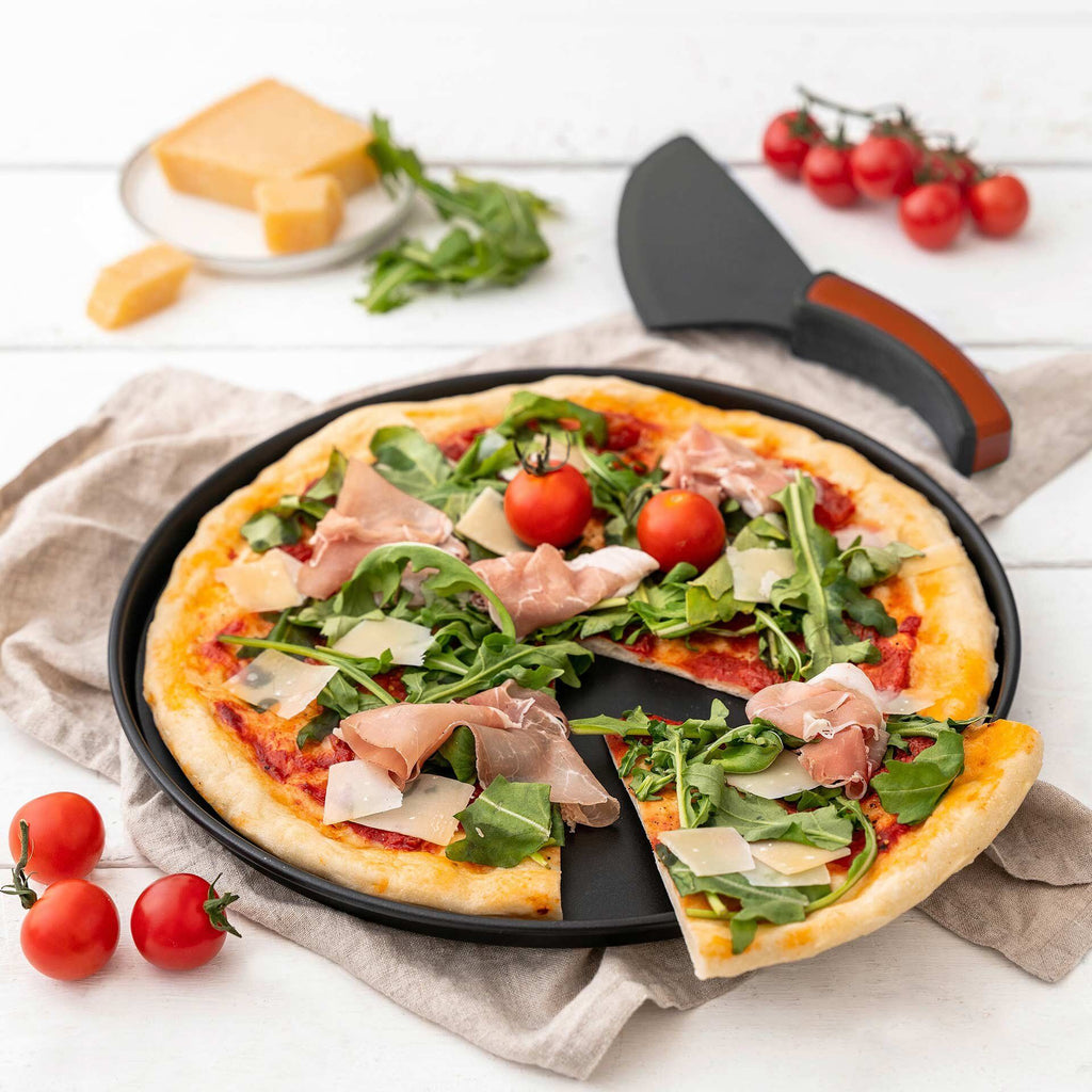 Detalj av pizzahjul i Pizza-sett 3-delt med 2 pizzaplater Ø29 cm