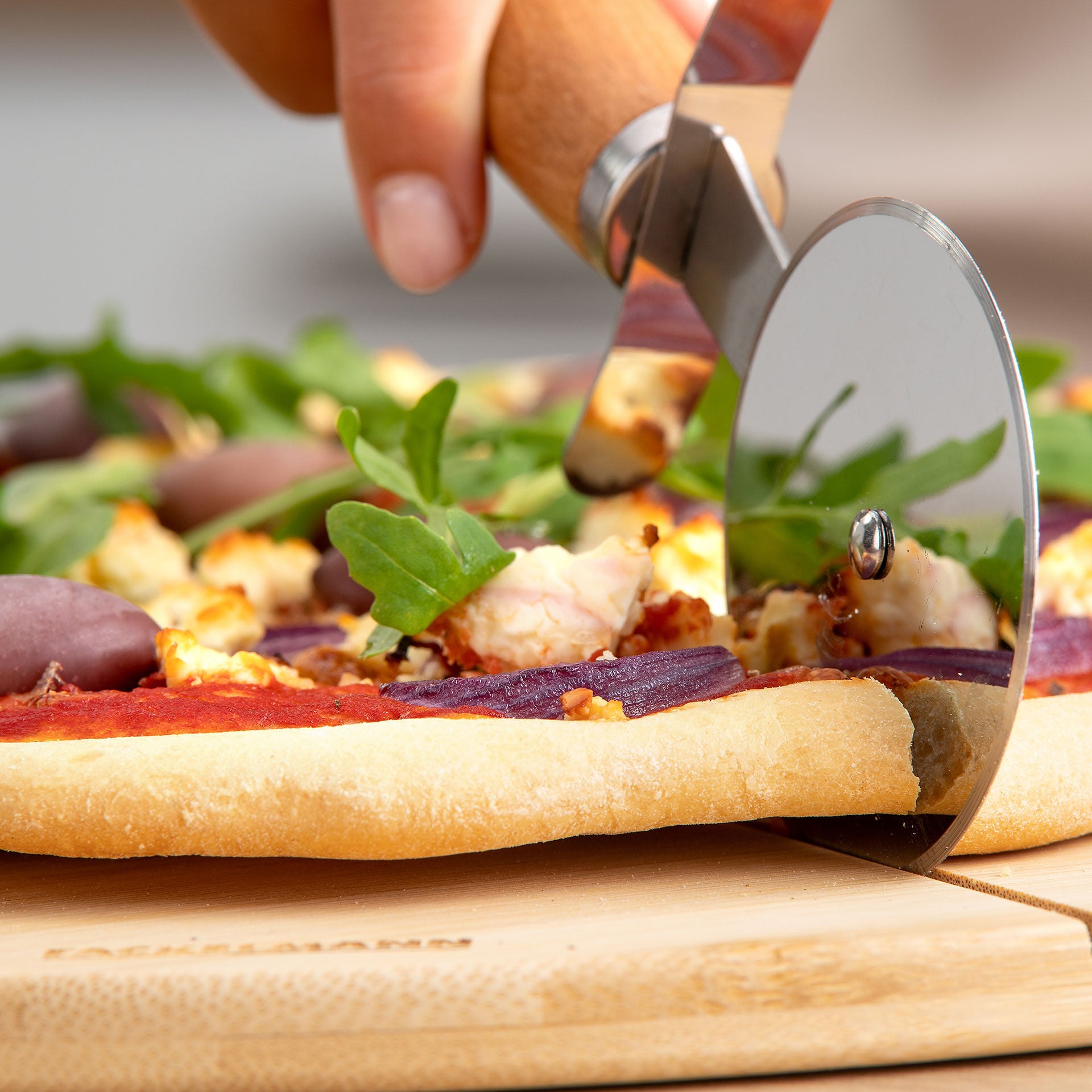 Pizzahjul rustfritt stål med bøkeskaft FSC bakside