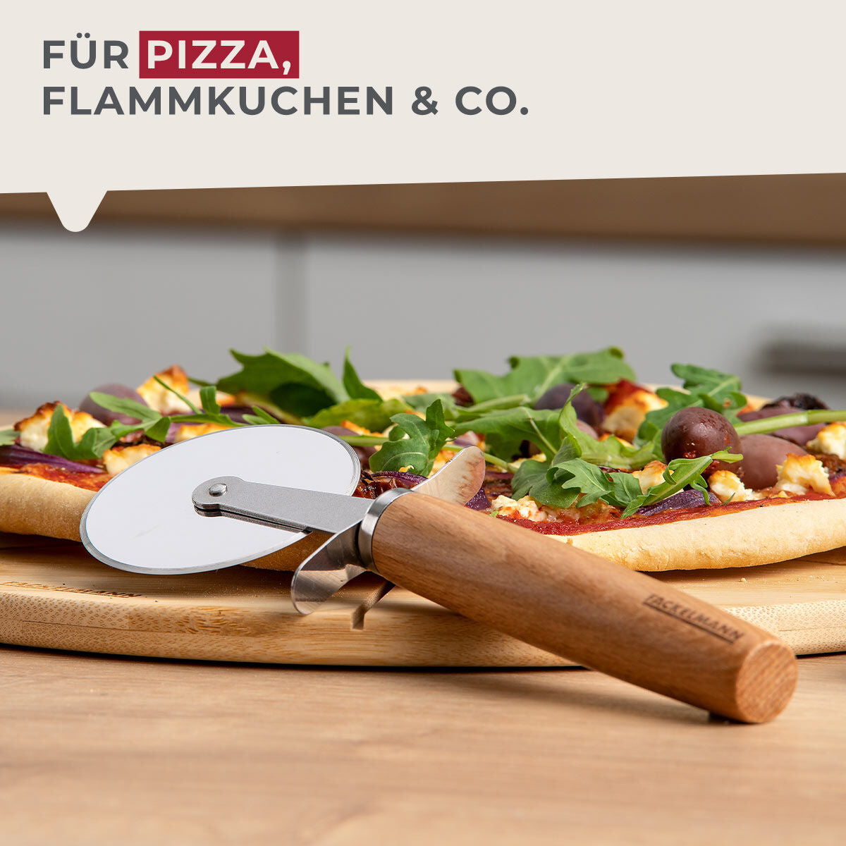 Pizzahjul rustfritt stål med bøkeskaft FSC nærbilde av trehåndtak