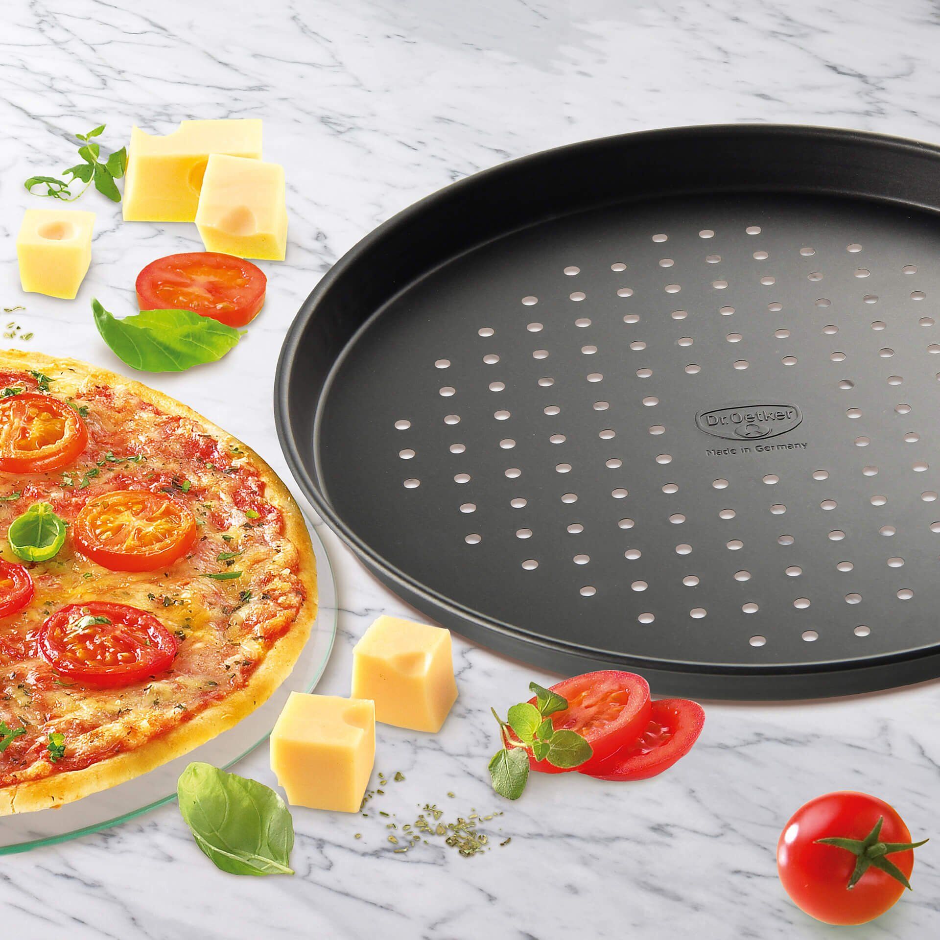 Bakside av Pizzaplate perforert Ø28 cm non-stick Dr. Oetker