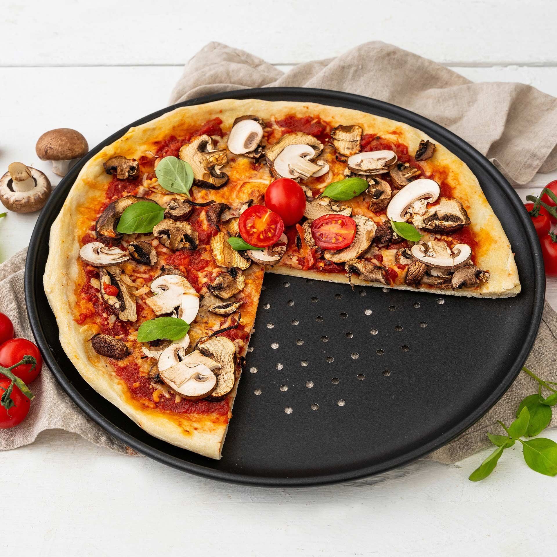 Pizzaplate perforert Ø32 cm non-stick - Zenker detalj av perforering