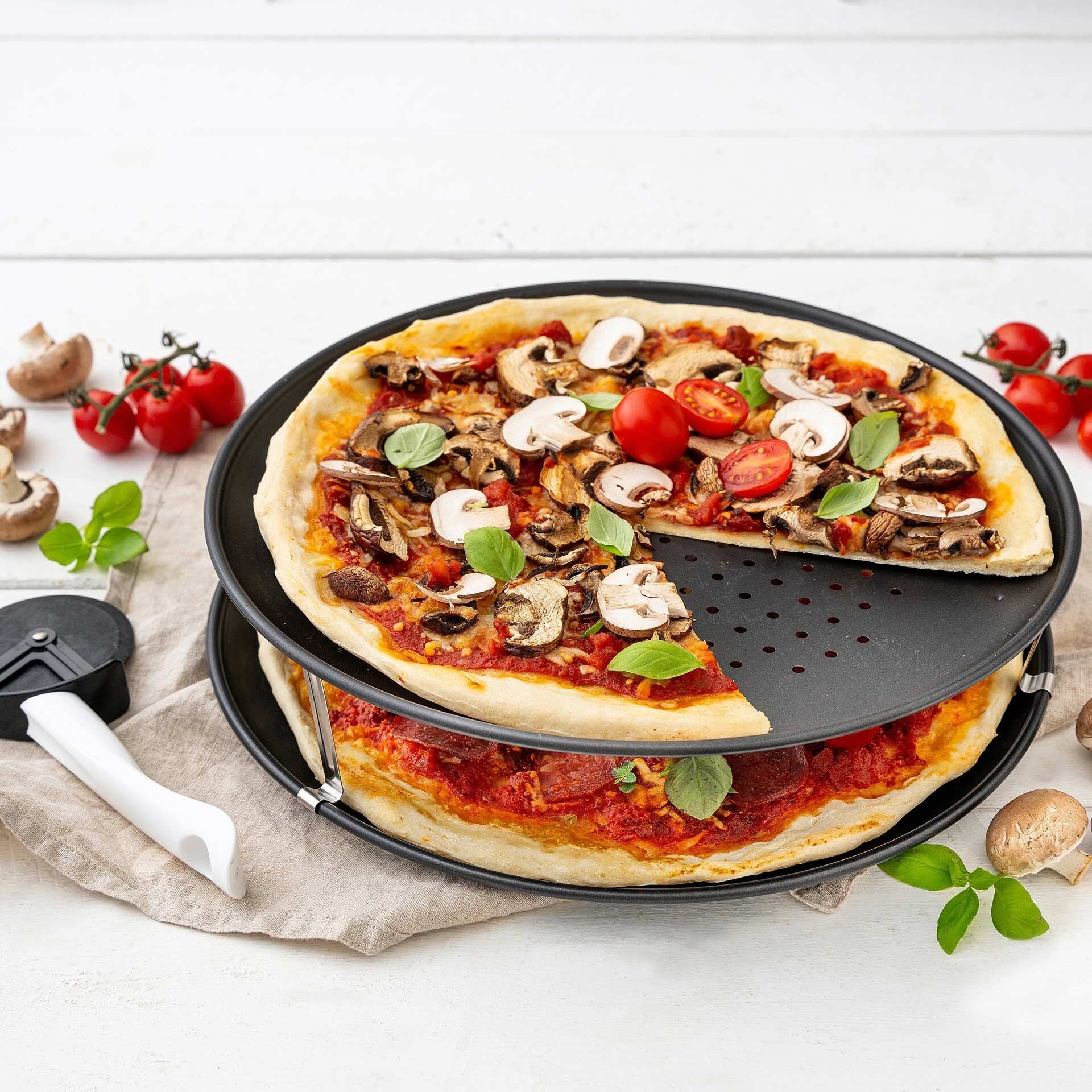 Pizzasett 3-delt med 2 pizzaplater Ø32 cm perforert pizza på brett