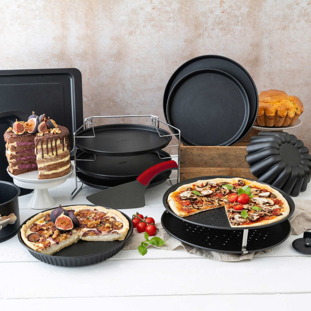 Pizzasett 3-delt med 2 pizzaplater Ø32 cm perforert pizzaskjærer detalj