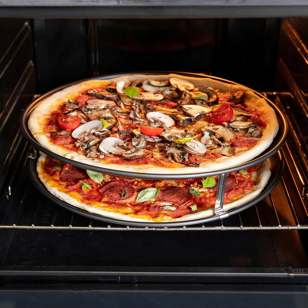 Pizzasett 3-delt med 2 pizzaplater Ø32 cm perforert stativ