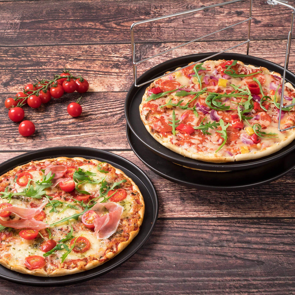 Detalj av non-stick belegg på pizzaplater i Pizzasett med 3 pizzaplater og stativ Ø29 cm