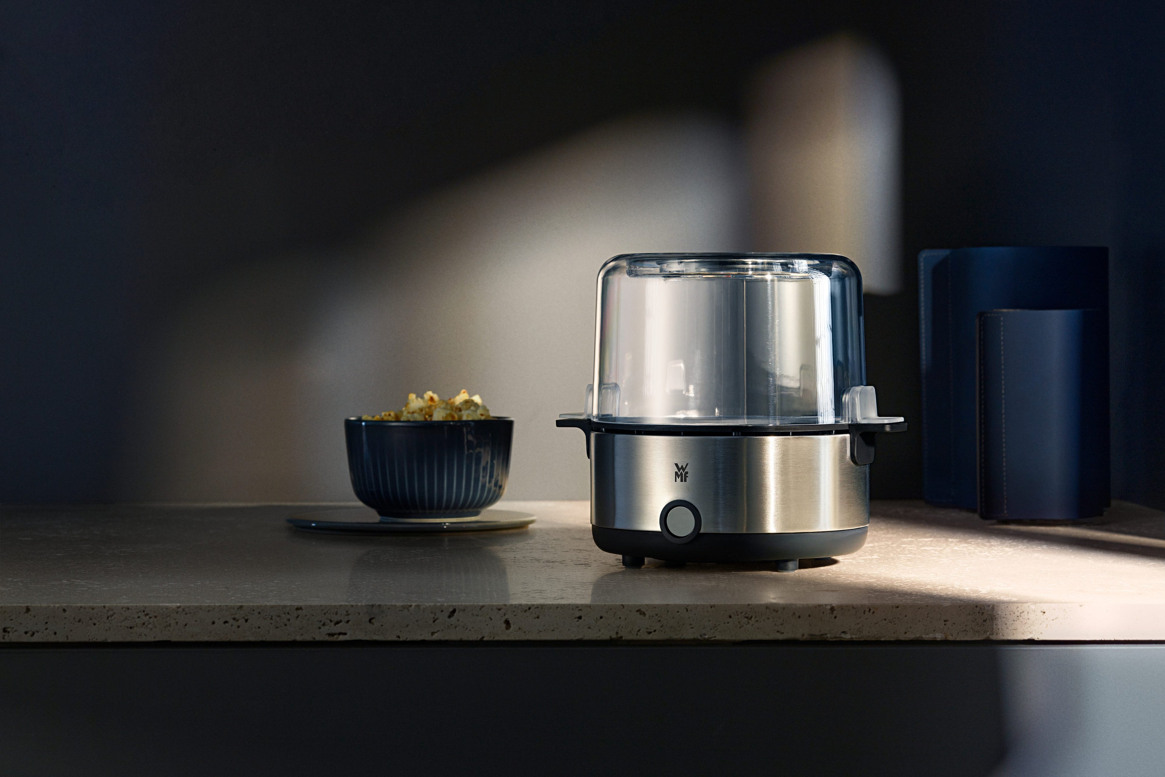 Popcornmaskin 2,2 L non-stick med dreiespade - WMF montert på kjøkkenbenk