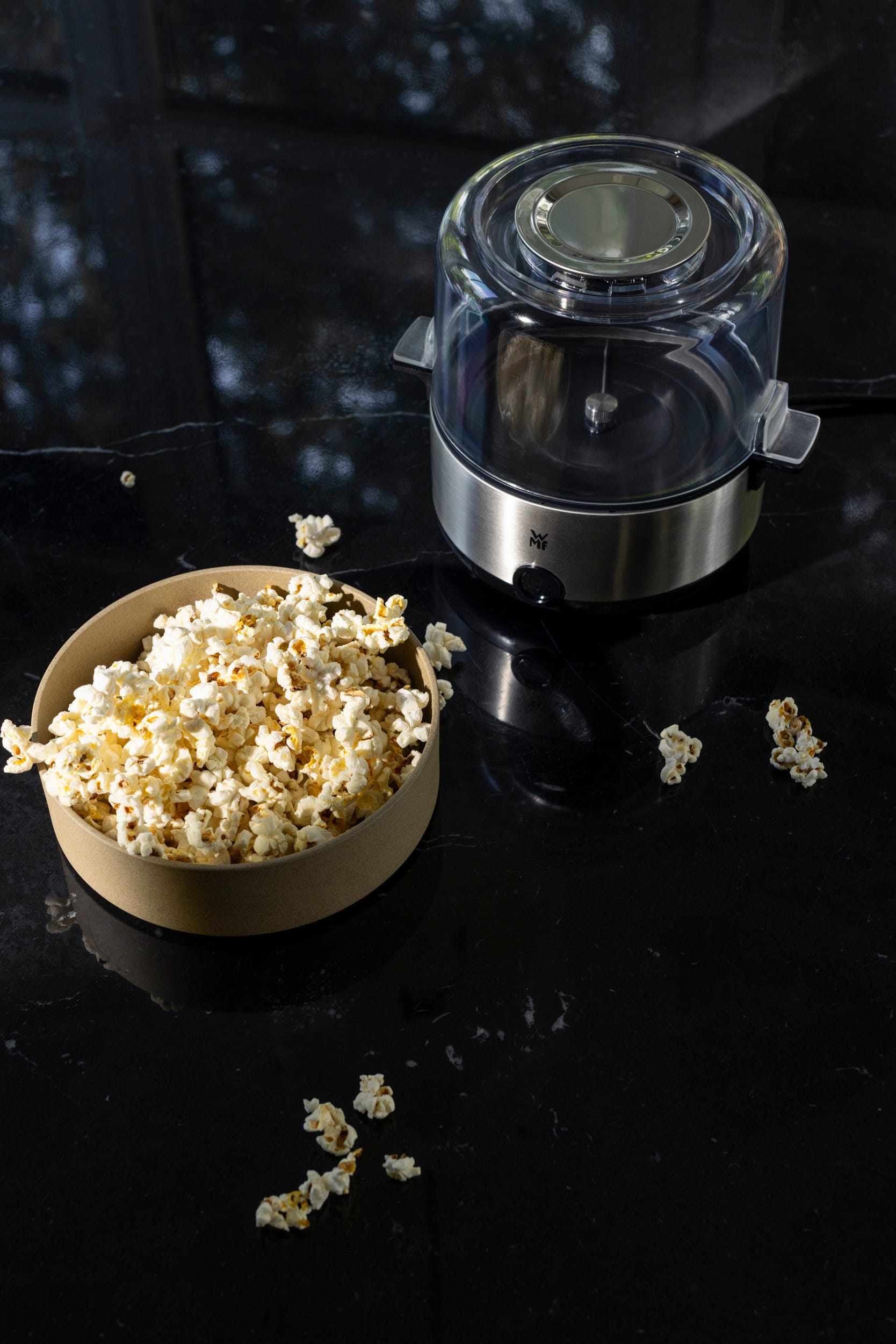 Popcornmaskin 2,2 L non-stick med dreiespade - WMF logo og design detalj