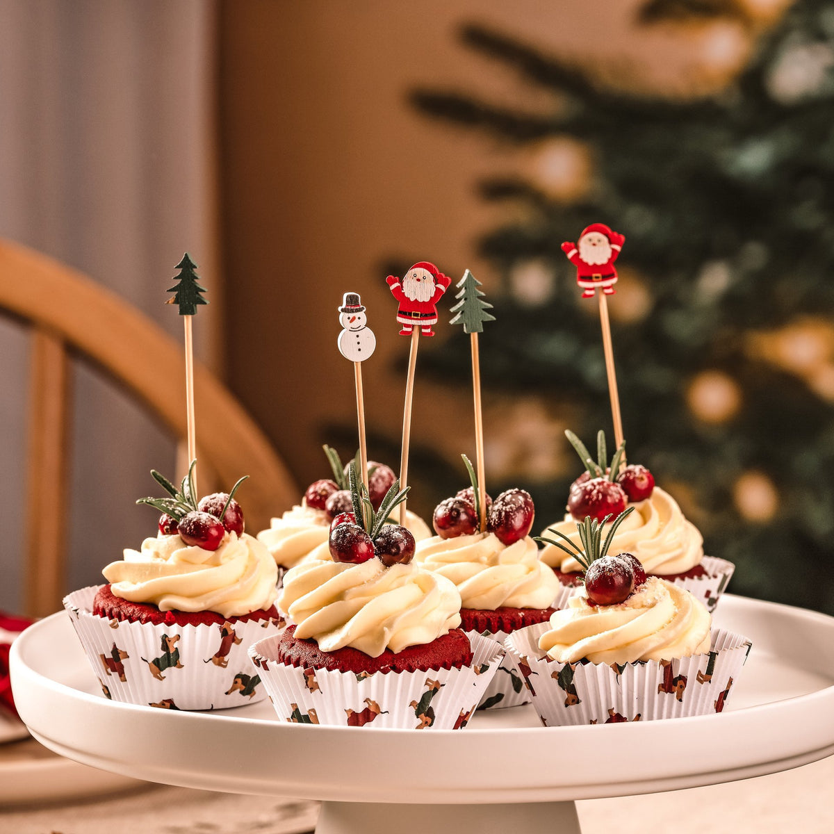 Nærbilde av julenisse, snømann og juletre på Pyntepinner jul bambus 13 cm Holiday Joy 20 stk - Dr. Oetker