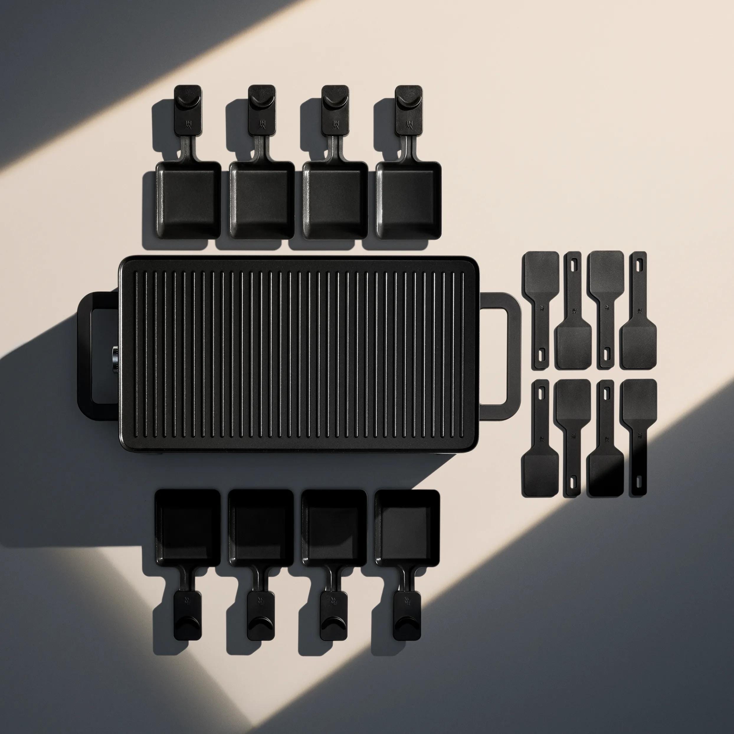 Raclettegrill for 8 personer med non-stick grillplate WMF Lono under bruk